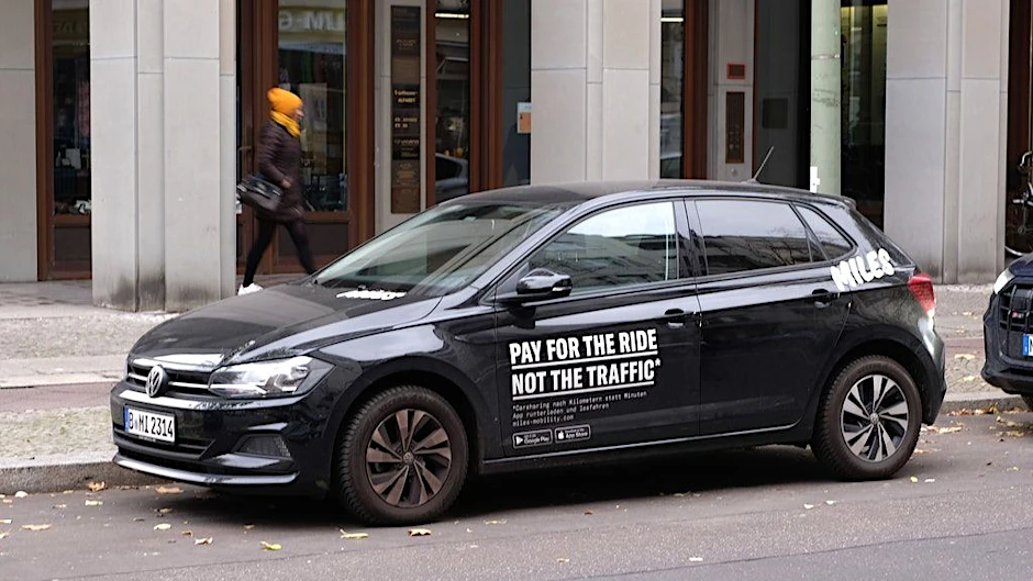 Einer von mehr als 2000 Fahrzeuge der Miles-Flotte in Berlin. Anders als alle anderen Carsharing-Anbieter rechnet das Unternehmen mit seinen Kunden nach gefahrenen Kilometern ab - nicht nach Zeit.