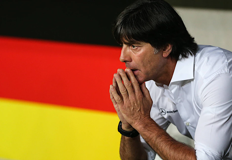 Bundestrainer Joachim Löw Deutschland nachdenklich.