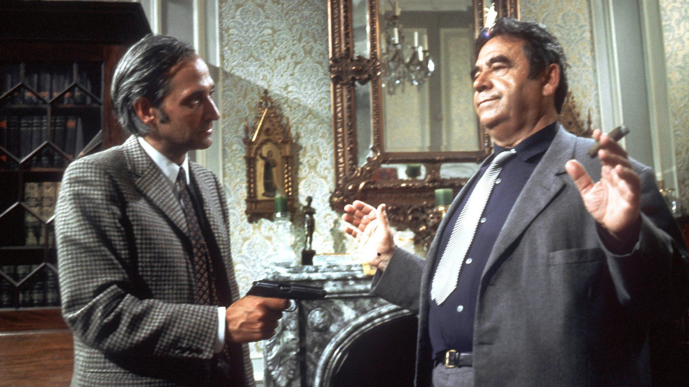 Filmszene aus der ersten „Tatort“-Folge „Taxi nach Leipzig“ (ARD) zeigt Hauptkommissar Paul Trimmel (Walter Richter, r), der von Erich Landsberger (Paul Albert Krumm) mit der Pistole bedroht wird.