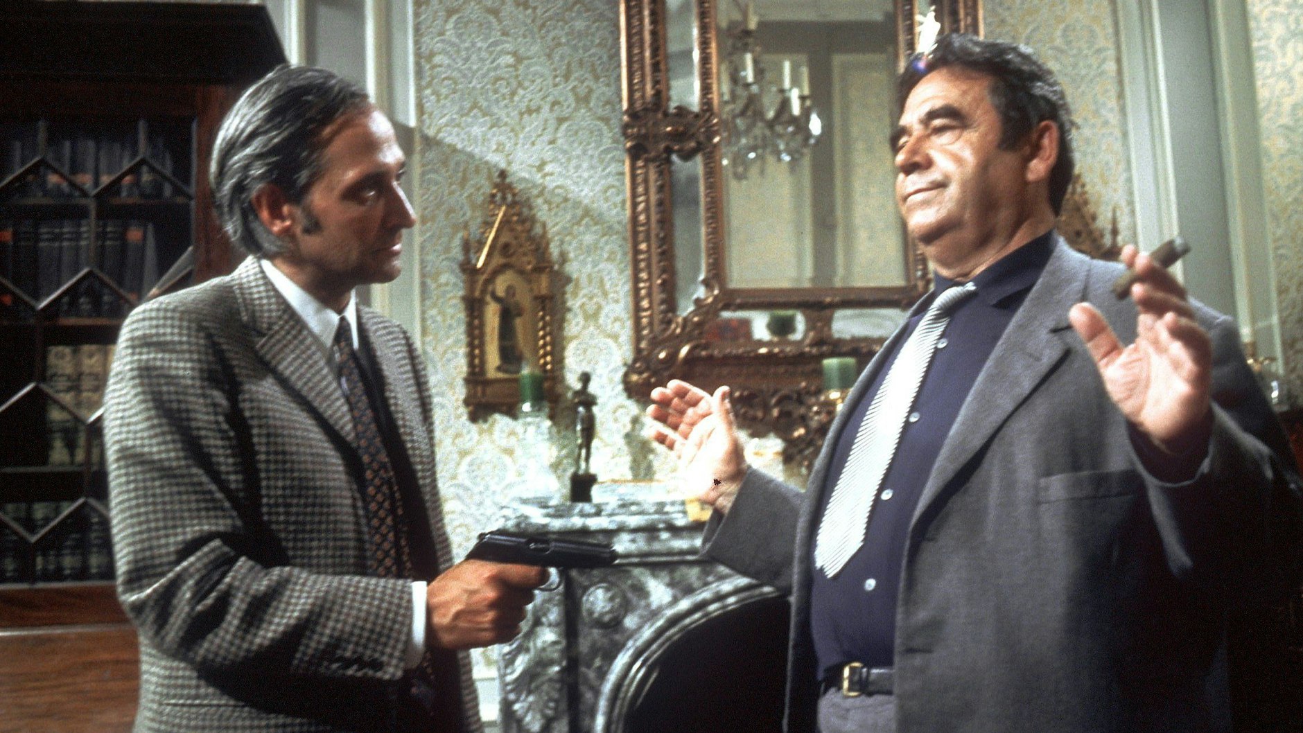 Filmszene aus der ersten „Tatort“-Folge „Taxi nach Leipzig“ (ARD) zeigt Hauptkommissar Paul Trimmel (Walter Richter, r), der von Erich Landsberger (Paul Albert Krumm) mit der Pistole bedroht wird.