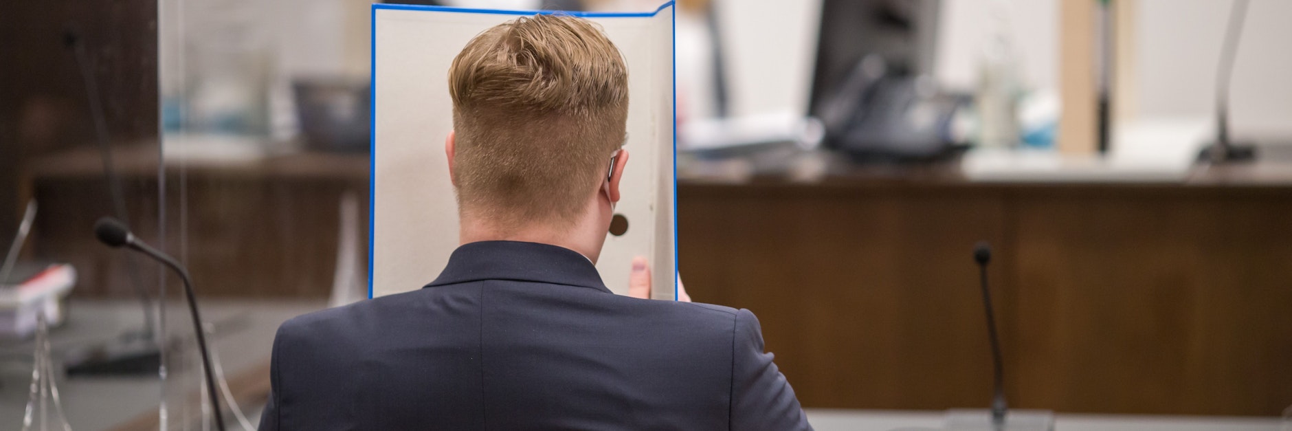 Fabian D. sitzt in Nürnberg im Gerichtssaal.