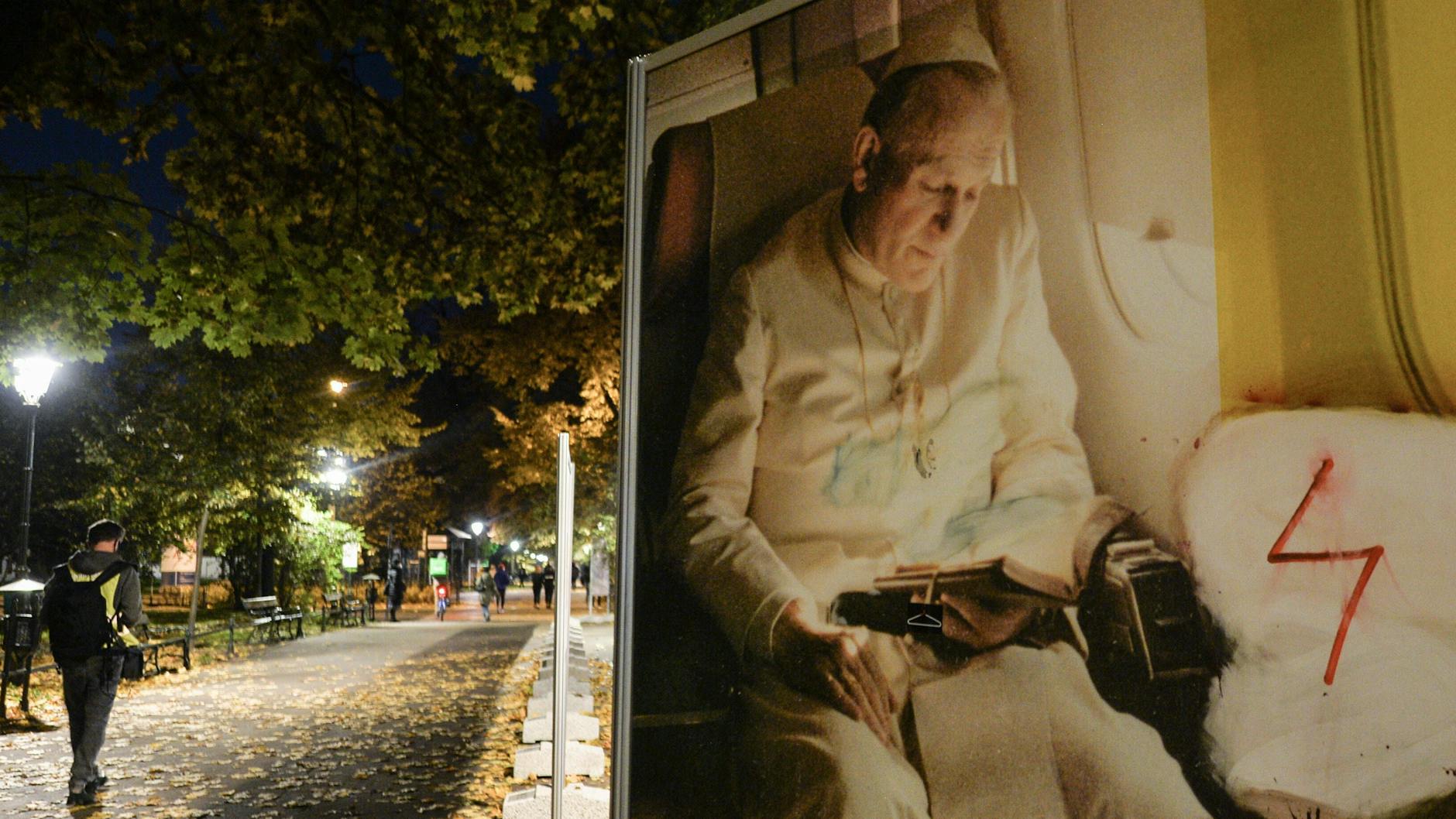 In Krakau haben Protestierende ein Werbeplakat zu einer Ausstellung über Papst Johannes Paul II. mit einem Symbol der Frauenproteste beschmiert. Viele junge Polen wollen eine kritische Auseinandersetzung mit dem Erbe des Papstes.