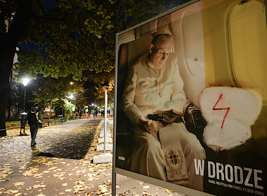 In Krakau haben Protestierende ein Werbeplakat zu einer Ausstellung über Papst Johannes Paul II. mit einem Symbol der Frauenproteste beschmiert. Viele junge Polen wollen eine kritische Auseinandersetzung mit dem Erbe des Papstes.