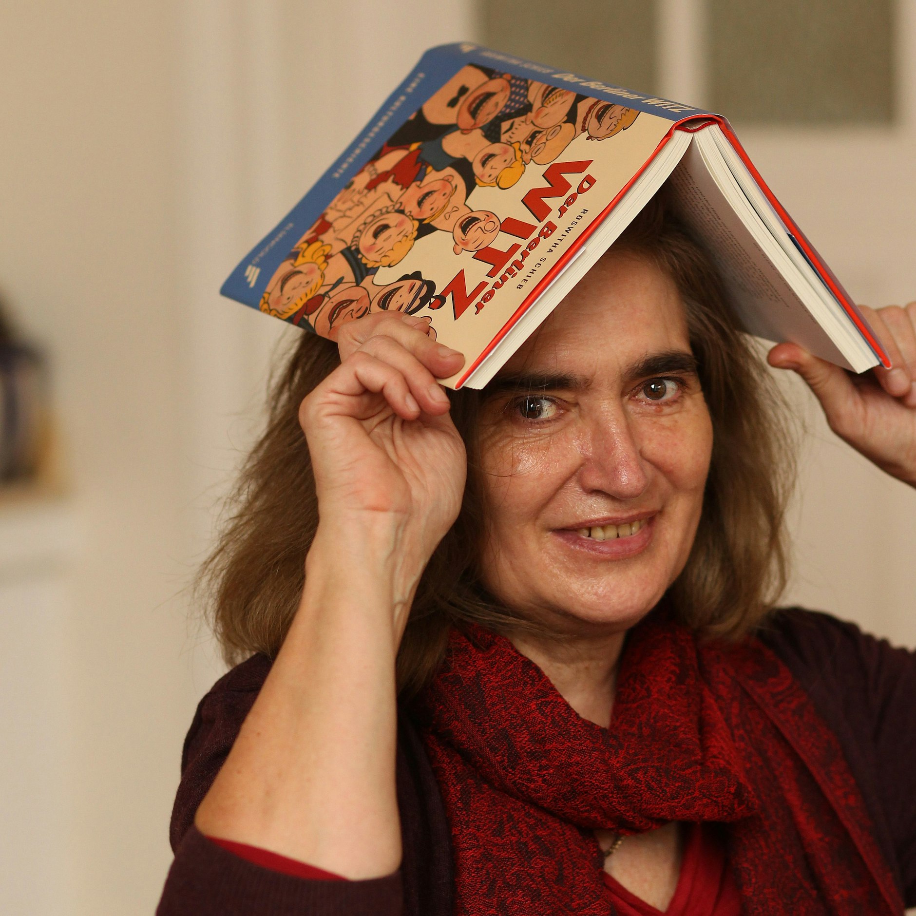 Autorin Roswitha Schieb hat ein Buch über Berliner Humor geschrieben.