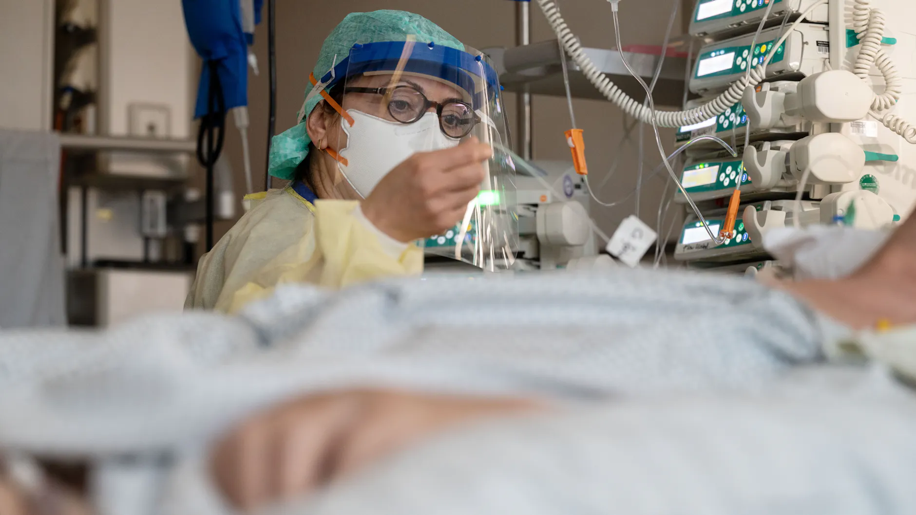 Ayse Yeter pflegt einen Patienten, der im künstlichen Koma liegt und beatmet wird.