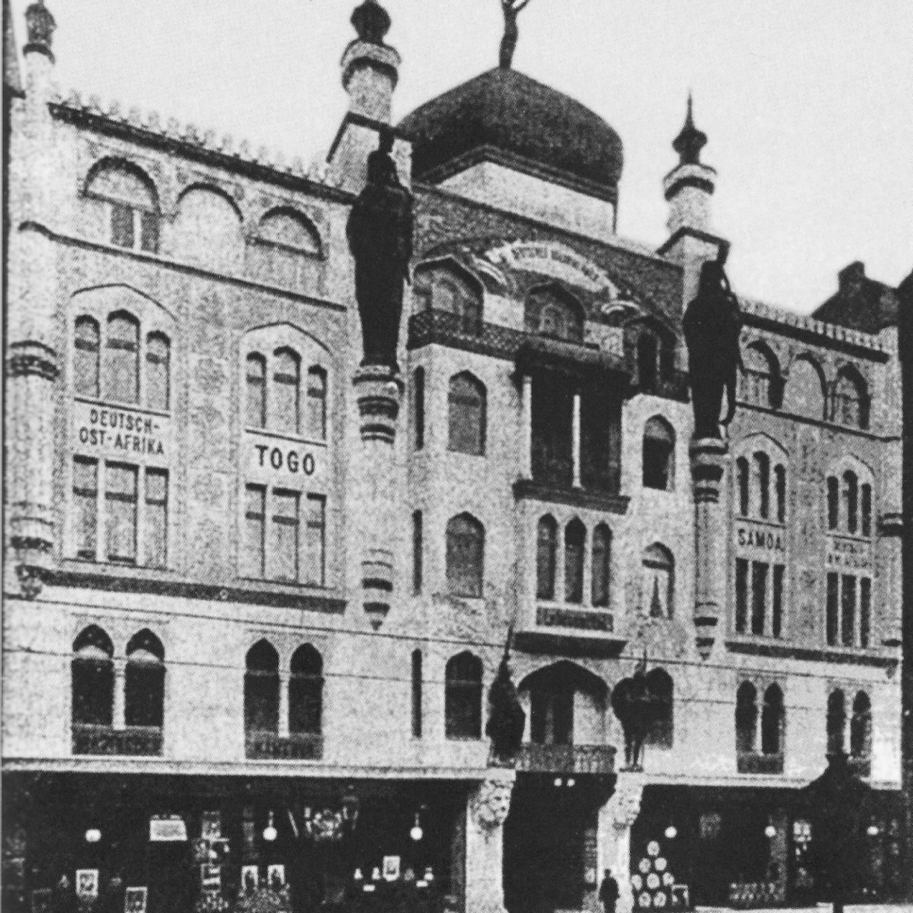 Das Deutsche Kolonialhaus in der Lützowstraße 89–90 war das größte Kolonialwarengeschäft Deutschlands und ein echtes Erlebnishaus für auf Ausgefallenes erpichte Berliner.<br>