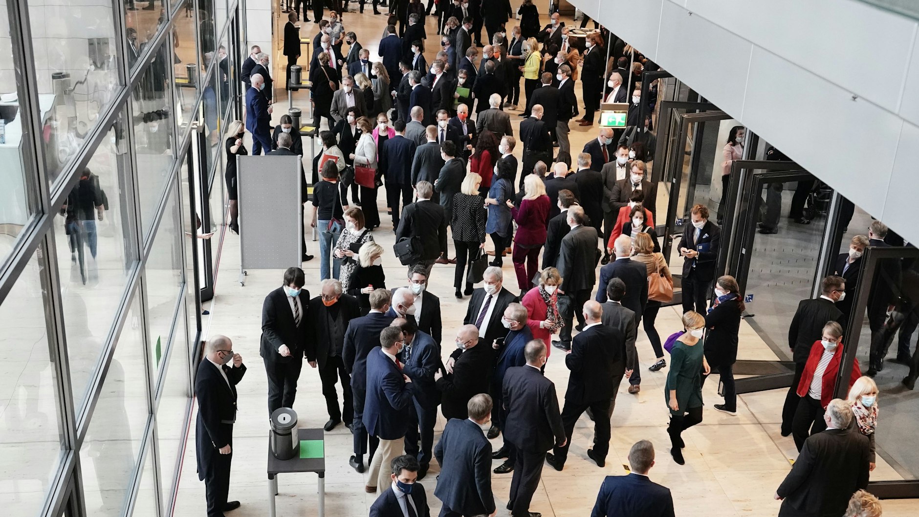 Parlamentarier gaben am Mittwoch ihre Stimmkarte zur Änderung des Infektionsschutzgesetzes ab. 