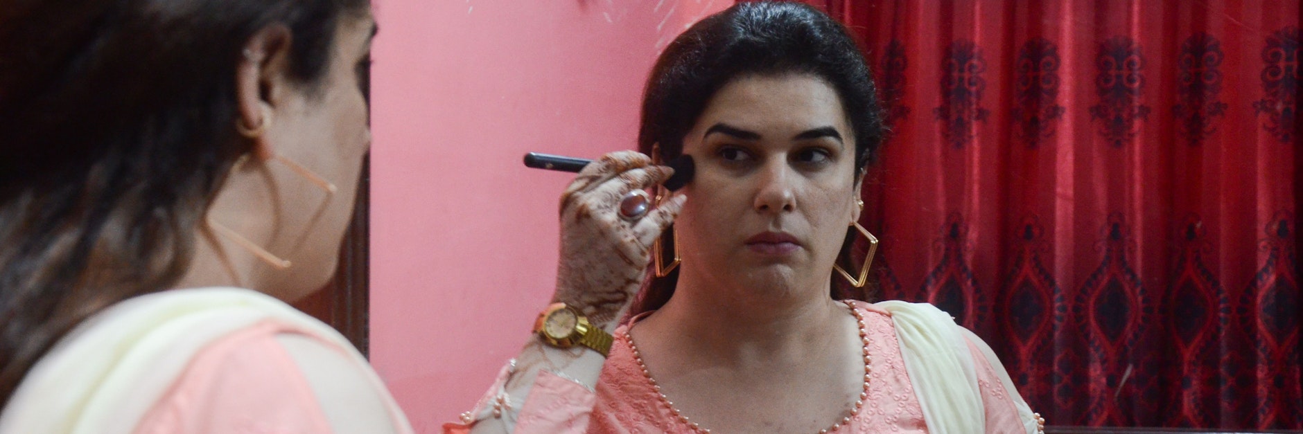 Transfrau Zeeshan Khan schminkt sich in ihrer Wohnung. Im September hat die 26-Jährige eine Freundin verloren, die getötet wurde.