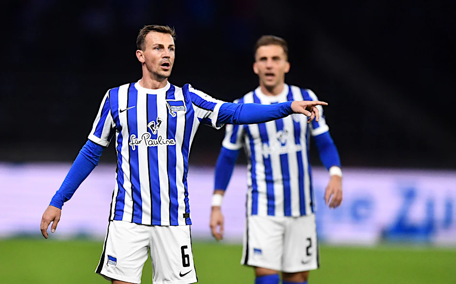 Vladimir Darida (l.) und Peter Pekarik waren im Länderspiel-Dauereinsatz, deswegen verordnet Trainer Labbadia den beiden Regeneration statt Training.