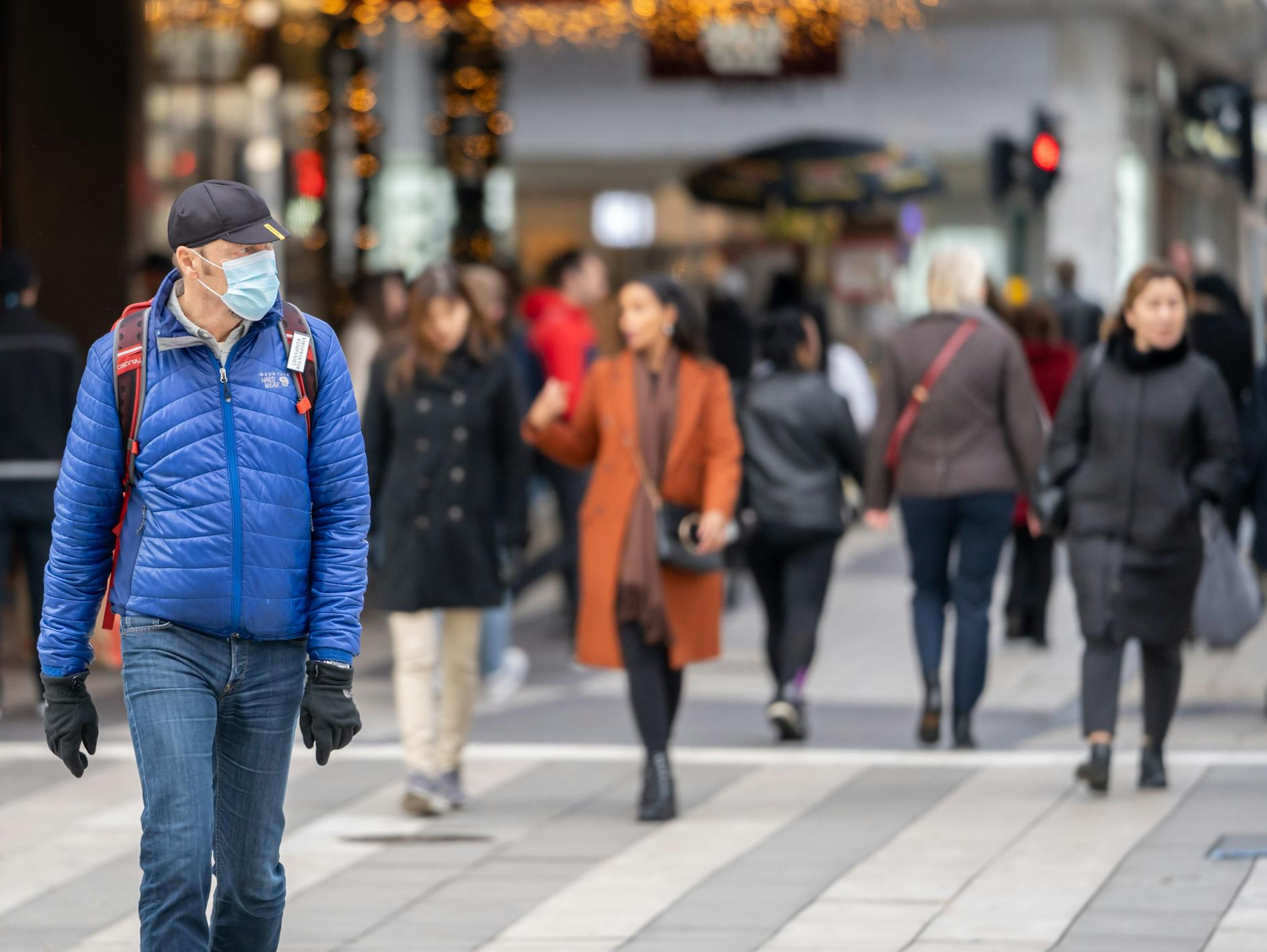 Seltener Anblick in Stockholm: ein Passant mit Mund-Nasenschutz.