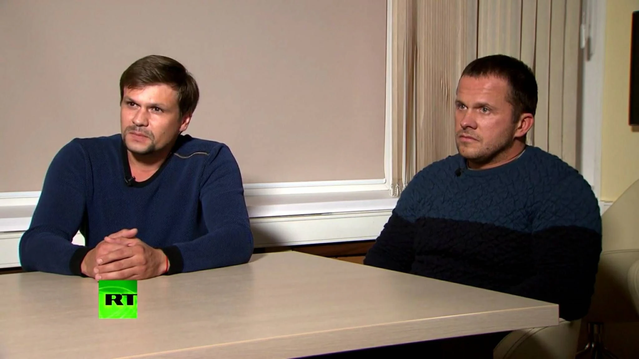 Russische Propaganda-Show im Staats-Kanal RT: Die beiden Tatverdächtigen im Fall der Vergiftung des Kreml-Kritikers Sergei Skripal, Ruslan Boshirov und Alexander Petrov. Vor laufender Kamera erzählen die beiden Geheimdienstmitarbeiter, sie hätten sich die Kathedrale von Salisbury angeschaut und mit der Tat nichts zu tun.