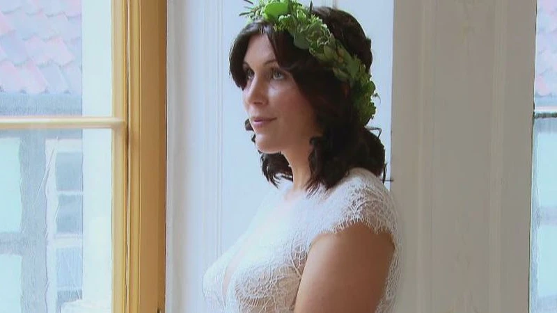 Lisa im Hochzeitskleid.