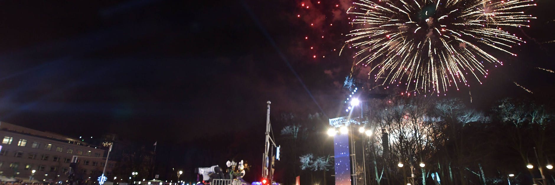 Menschenmenge, Partystimmung. So war es 2019 am Brandenburger Tor. Dieses Jahr wird die Sause ausfallen. Polizei und Politiker fordern sogar ein Böllerverbot für 2020.