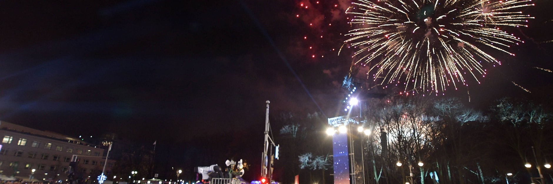 Menschenmenge, Partystimmung. So war es 2019 am Brandenburger Tor. Dieses Jahr wird die Sause ausfallen. Polizei und Politiker fordern sogar ein Böllerverbot für 2020.