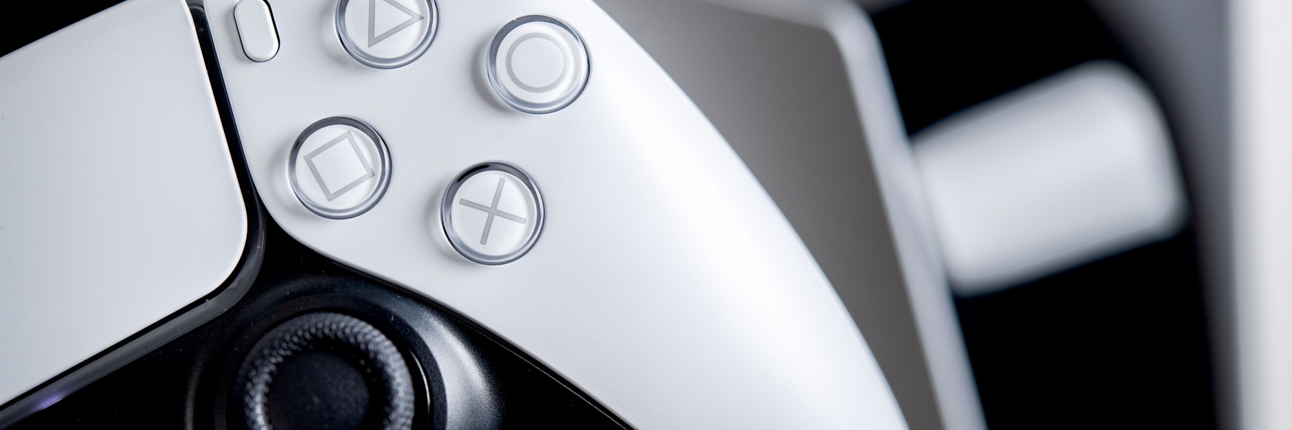 Die Playstation 5 mit dem neuen Dualsense-Controller im Vordergrund. 