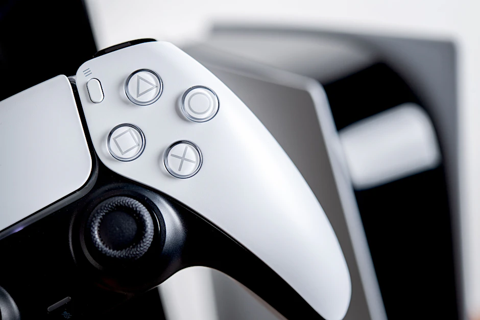 Die Playstation 5 mit dem neuen Dualsense-Controller im Vordergrund.&nbsp;