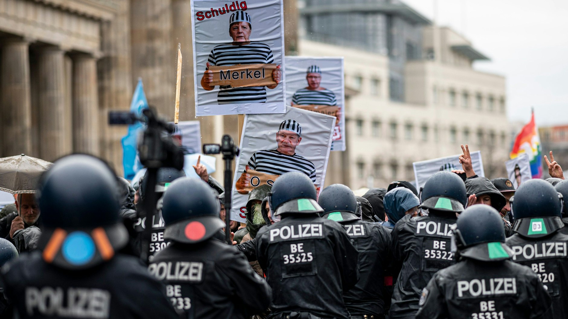 Die Polizei drängte vor dem Bundestag die Teilnehmer der Demonstration gegen die Corona-Einschränkungen zurück.