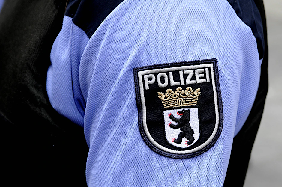 Die Täter sollen sich als Polizisten ausgegeben haben (Symbolbild).&nbsp;