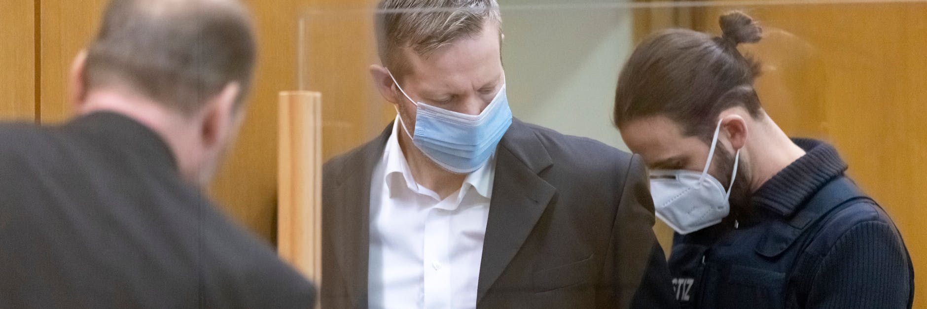 Der Hauptangeklagte im Prozess um den Fall Walter Lübcke, Stephan E. (Mitte). 