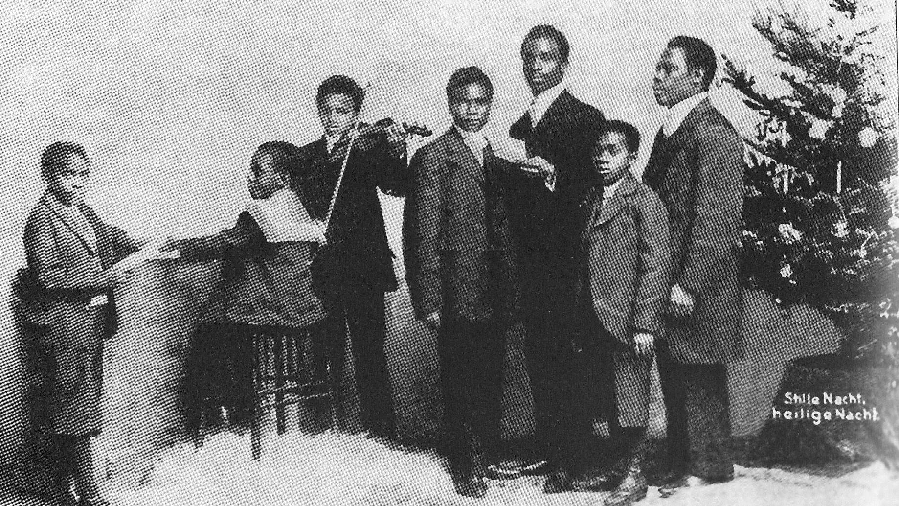 Weihnachtsstimmung im Deutschen Kolonialhaus in der Lützowstraße: Schwarze Kinder und Jugendliche singen „Stille Nacht, heilige Nacht“, eine Attraktion im kolonialen Weihnachtsgeschäft.<br><br><br>