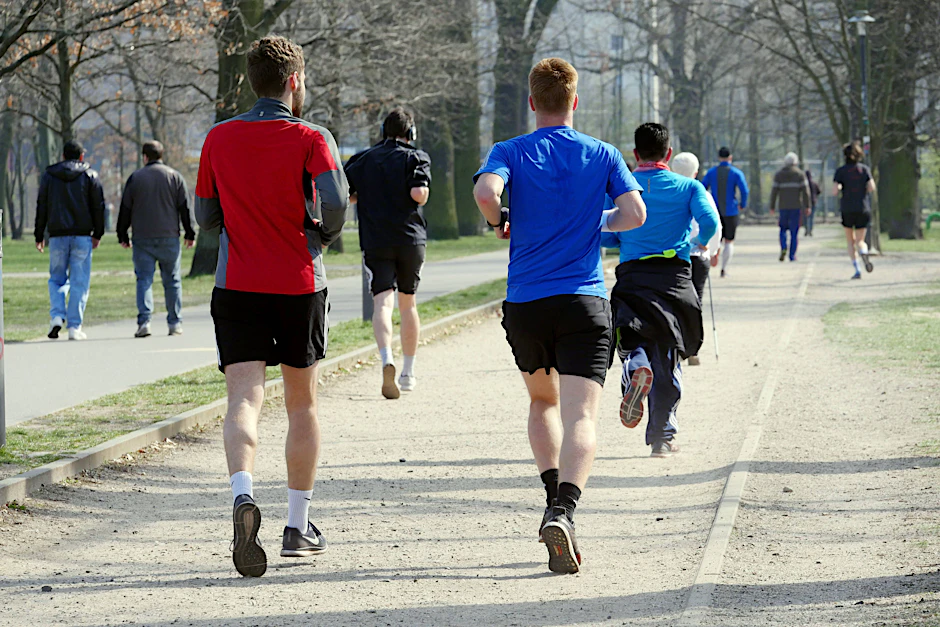 Mit Abstand an der frischen Luft: Jogger im Volkspark Friedrichshain.