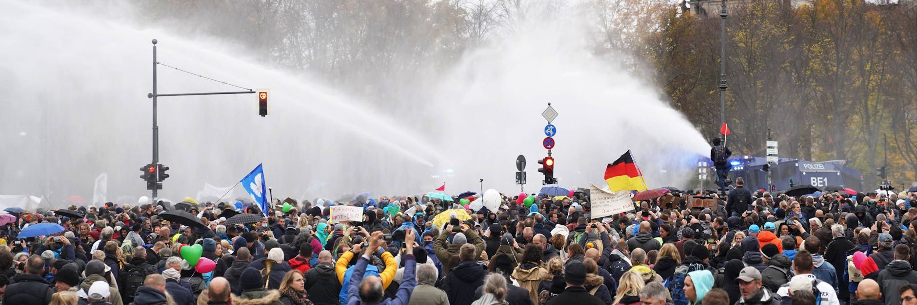 Die Demo und die Wasserwerfer. 