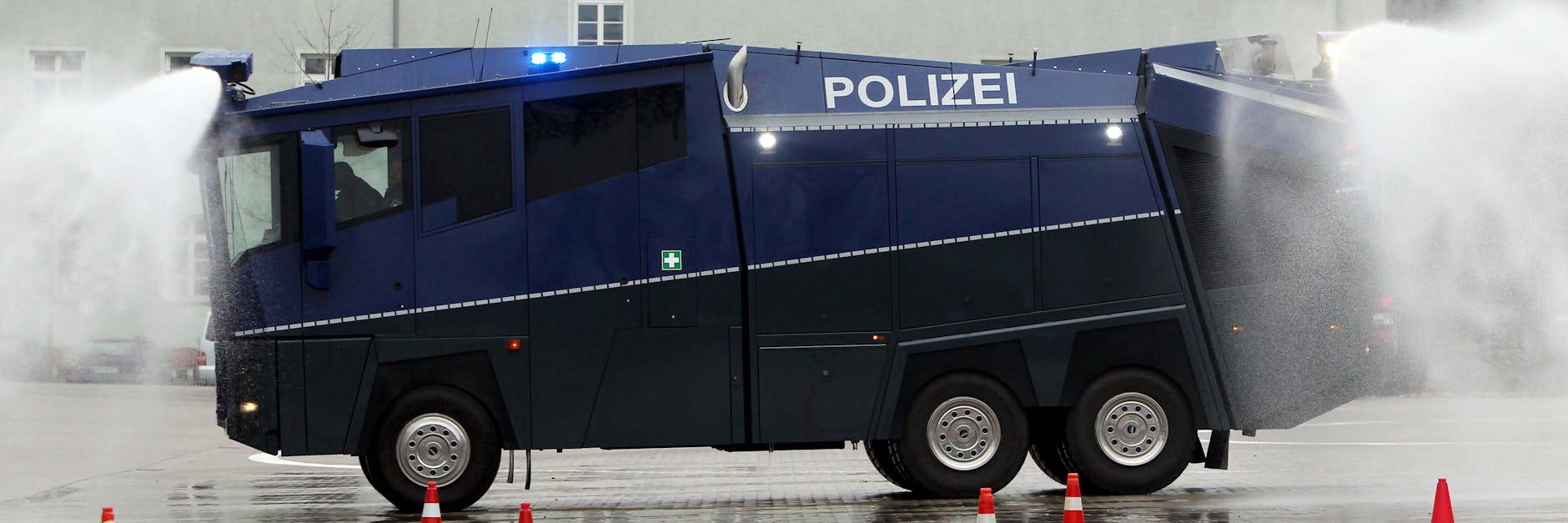 Der neue Wasserwerfer des Typs WaWe "10.000" hat mehr als eine Million Euro gekostet.