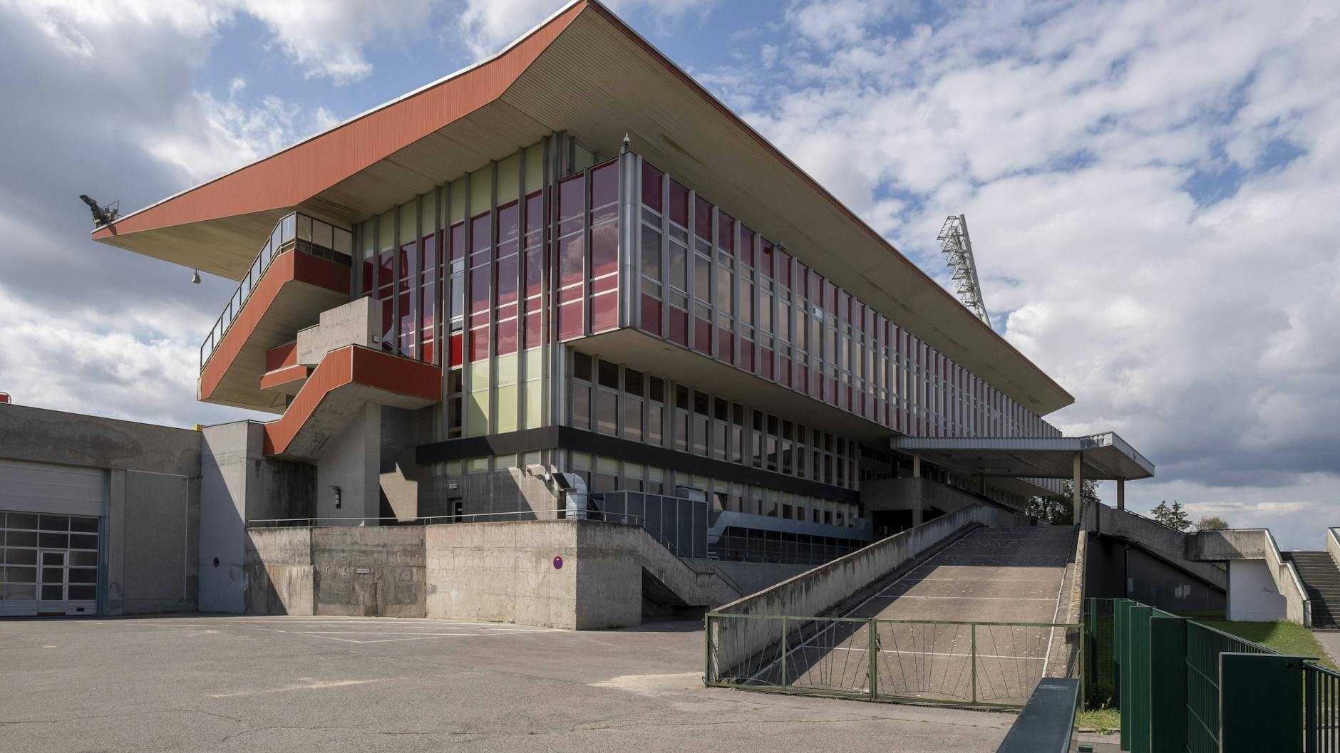 Das Tribünen-Haus des Jahnstadions: Laut der neuen Machbarkeitsstudie könnte es verschwinden, durch einen modernen, schmaleren Gebäudekomplex ersetzt werden.
