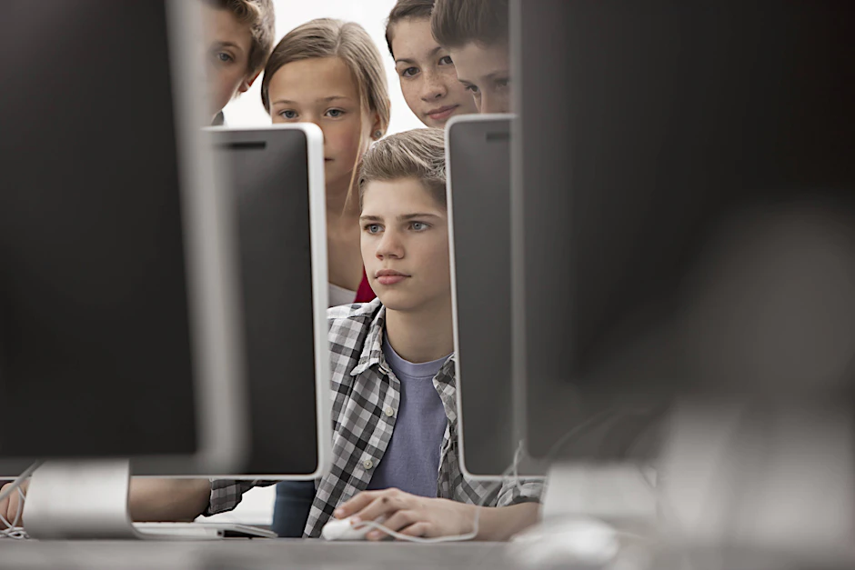 Schüler beim Computerunterricht.<br>