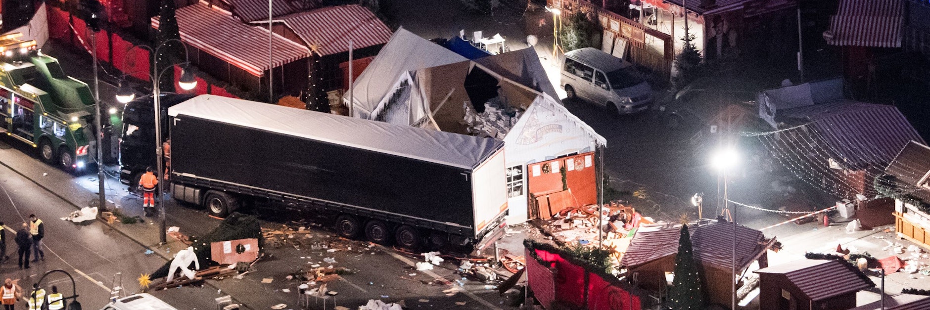19.12.2016: Eine Schneise der Verwüstung ist auf dem Weihnachtsmarkt am Breitscheidplatz in Berlin zu sehen, nachdem der Attentäter Anis Amri mit einem Lastwagen über den Platz gerast war.