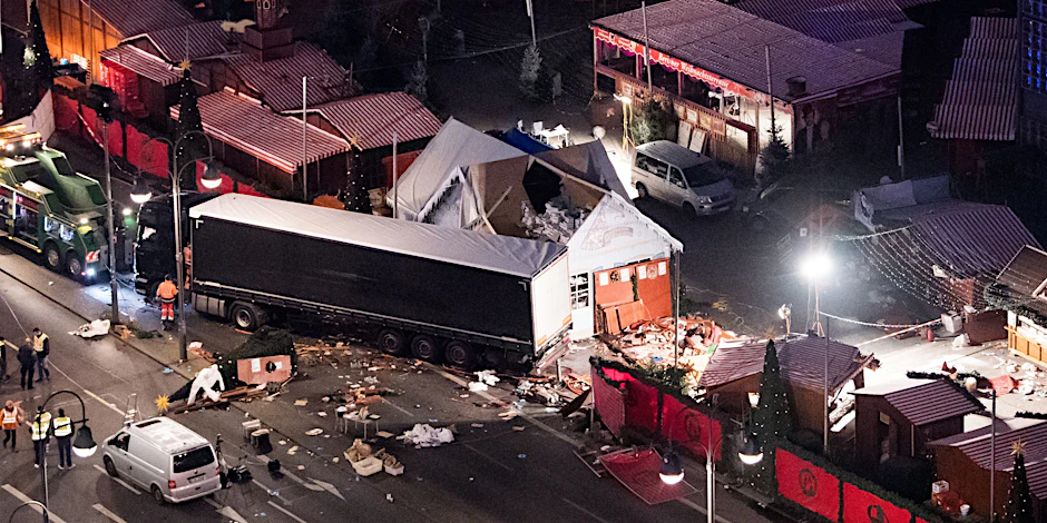19.12.2016: Eine Schneise der Verwüstung ist auf dem Weihnachtsmarkt am Breitscheidplatz in Berlin zu sehen, nachdem der Attentäter Anis Amri mit einem Lastwagen über den Platz gerast war.