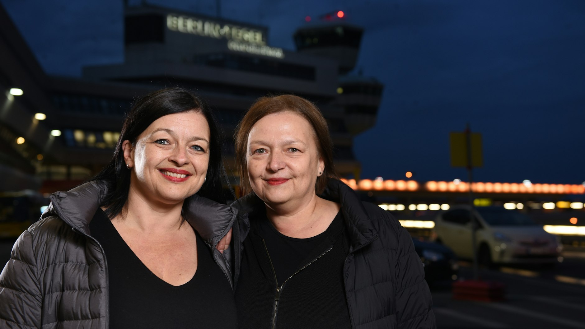 Noch einmal auf ihrem Lieblingsflughafen: Julia (l.) und Evelyn Csabai nehmen Abschied von Tegel.