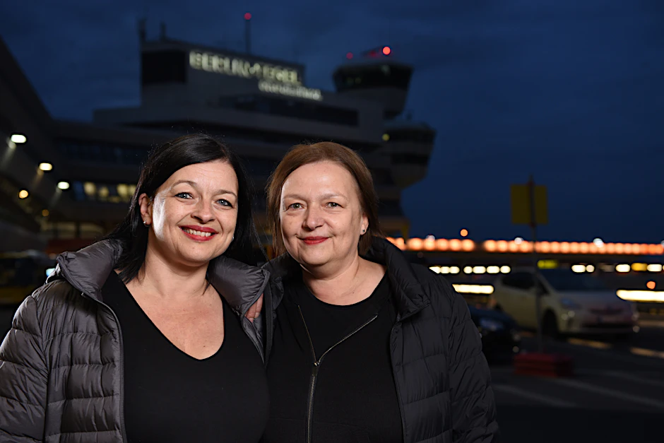 Noch einmal auf ihrem Lieblingsflughafen: Julia (l.) und Evelyn Csabai nehmen Abschied von Tegel.