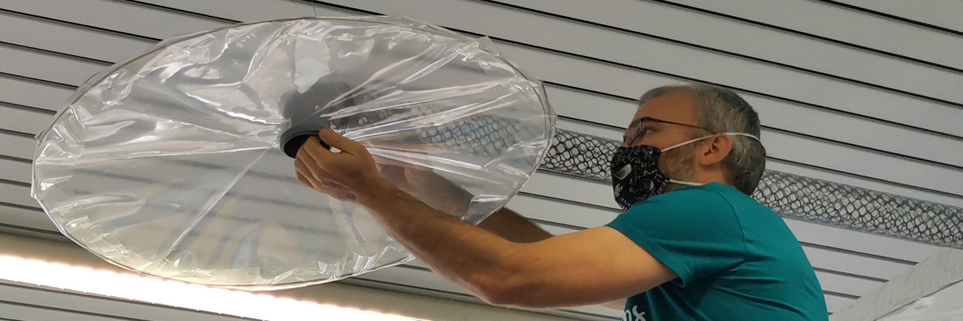 Ein einfaches Abluftsystem für Klassenräume: Es besteht aus Hauben, die die warme Luft der Schüler über einem Tisch sammeln und in das Abluftrohr leiten sollen.