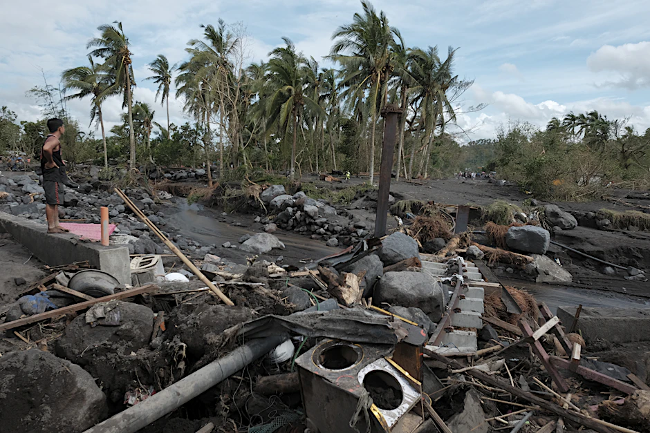 Ein Mann betrachtet die Schäden, nachdem Taifun „Goni“ auf das Gebiet am Vulkans Mayon traf.&nbsp;