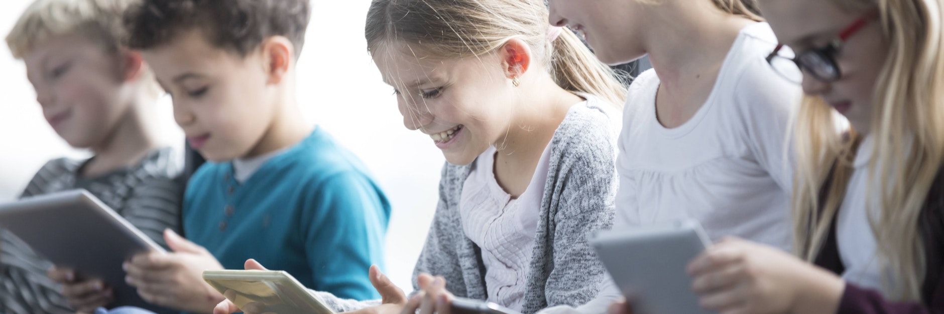 Schüler arbeiten an ihren Tablets.