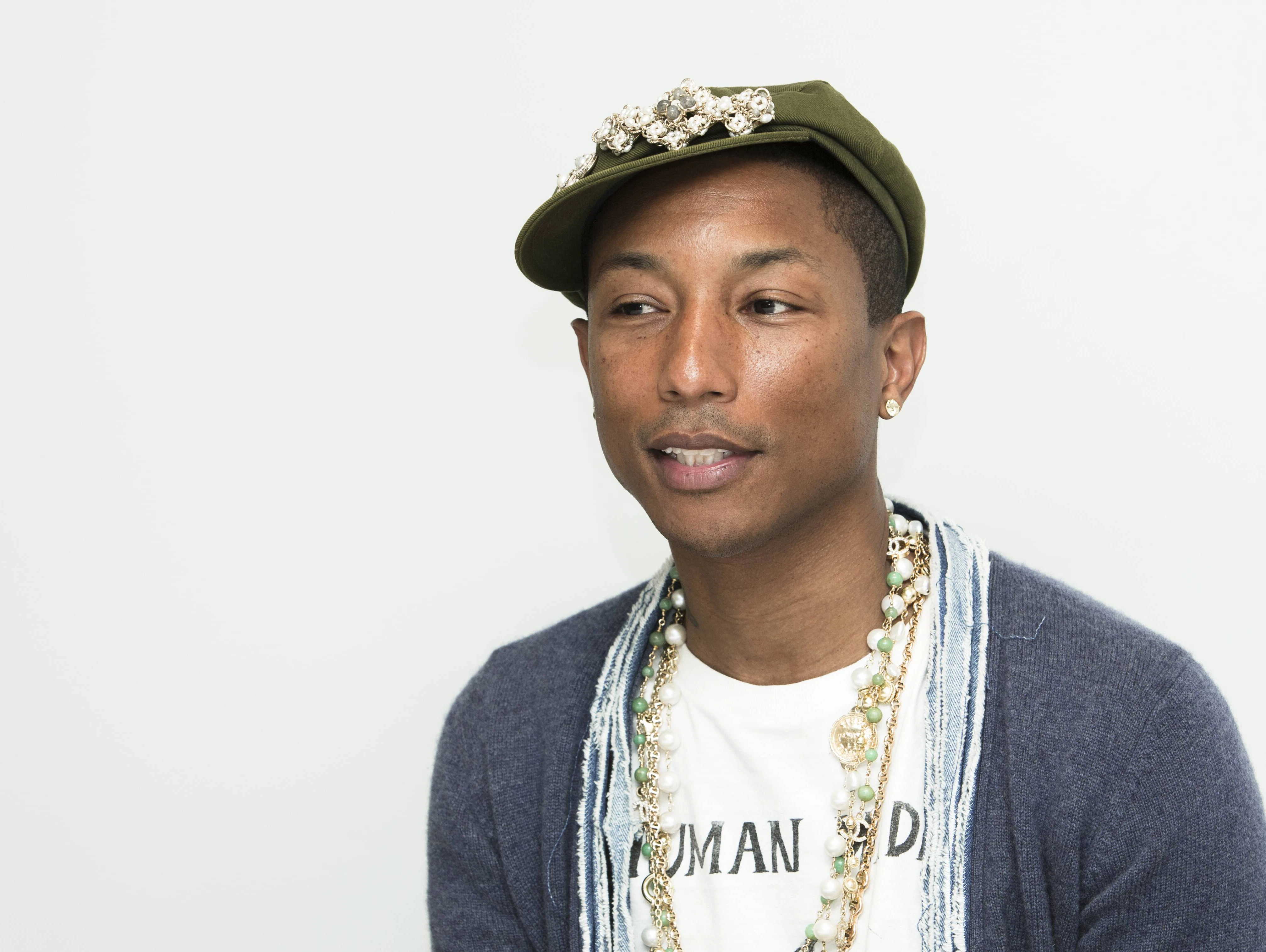 Der Musiker und Produzent Pharrell Williams in Perlengeschmeide von Chanel.&nbsp;