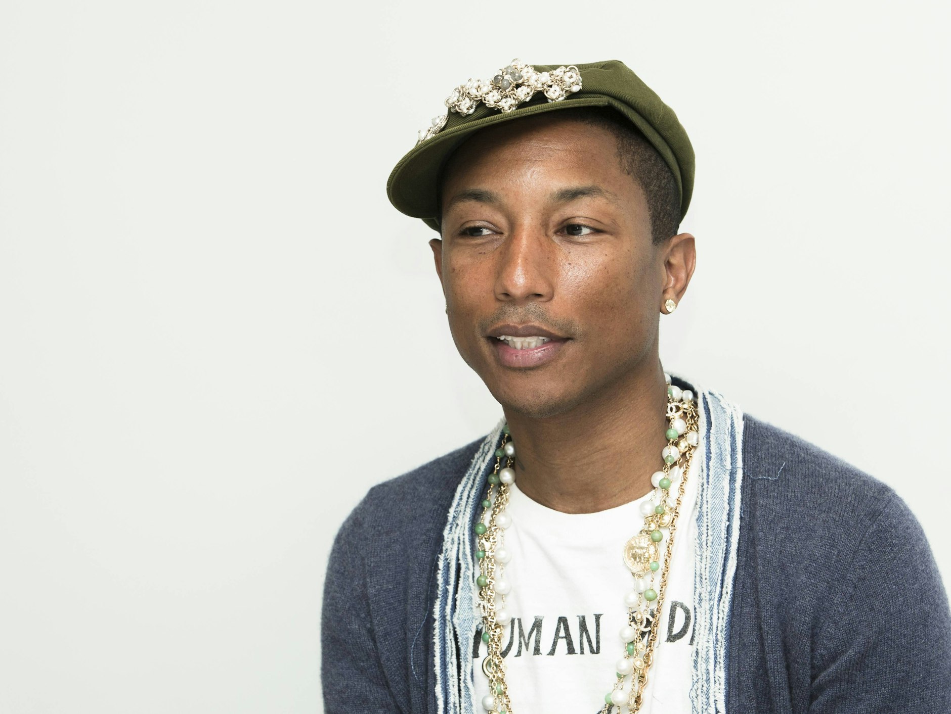 Der Musiker und Produzent Pharrell Williams in Perlengeschmeide von Chanel. 