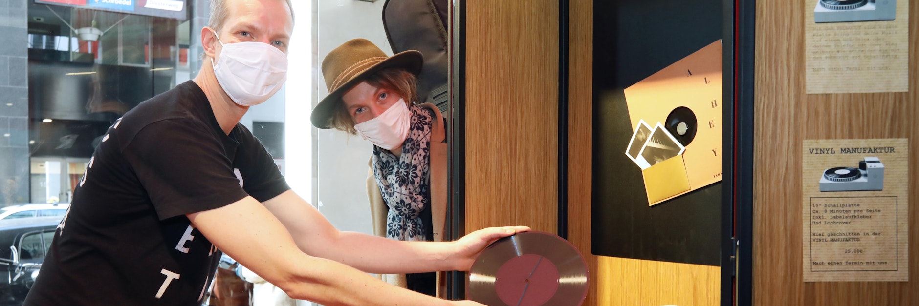 In der Kulturmanufaktur bei Dussmann kann man seine eigene Vinyl-Schallplatte produzieren. Christian Winter (43) ist für das Schneiden der Rillen in die Platte verantwortlich, Singer-Songwriter Max Prosa wartet auf seine Platte.