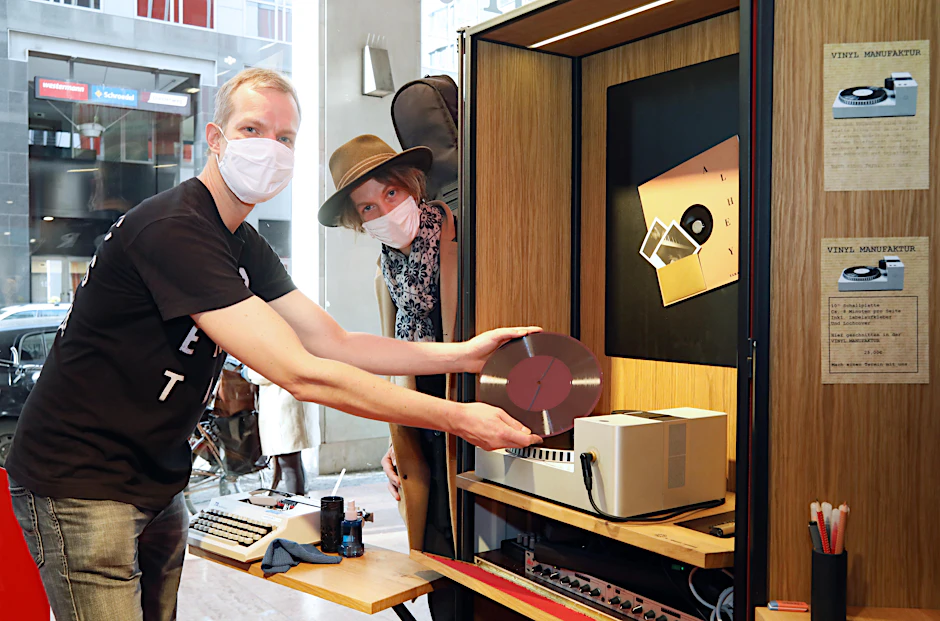In der Kulturmanufaktur bei Dussmann kann man seine eigene Vinyl-Schallplatte produzieren. Christian Winter (43) ist für das Schneiden der Rillen in die Platte verantwortlich, Singer-Songwriter Max Prosa wartet auf seine Platte.