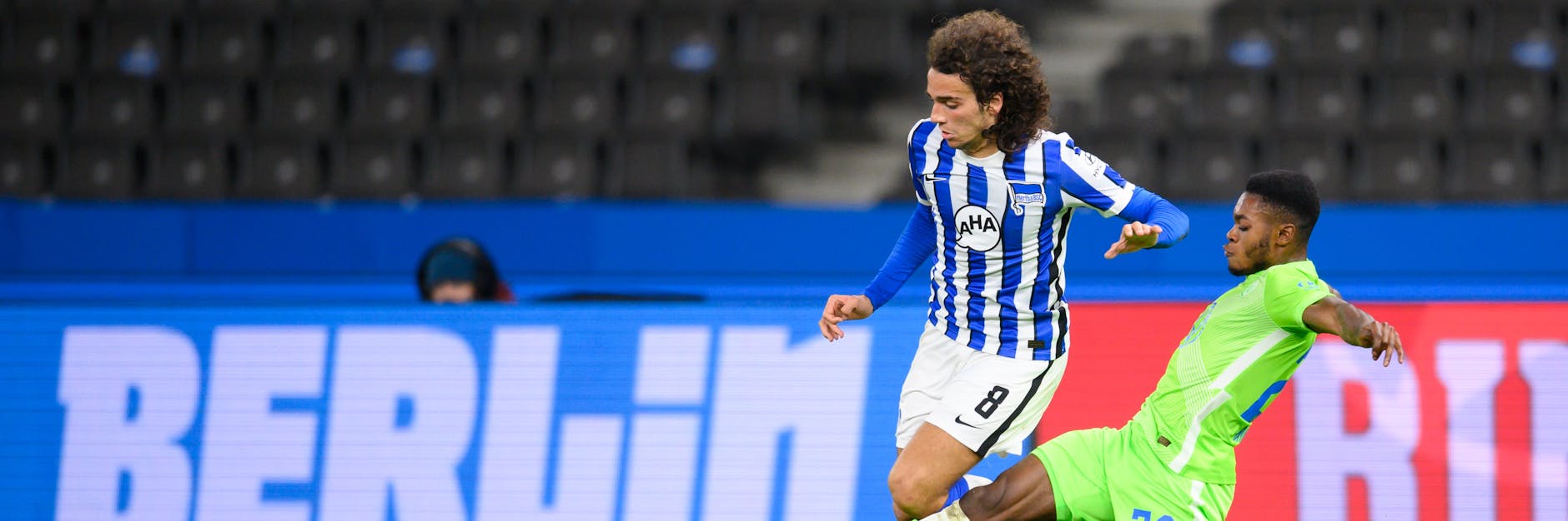 Matteo Guendouzi im Zweikampf mit Wolfsburgs Ridle Baku. Der neue Mittelfeldspieler übernahm bei seinem Debüt sofort Verantwortung.