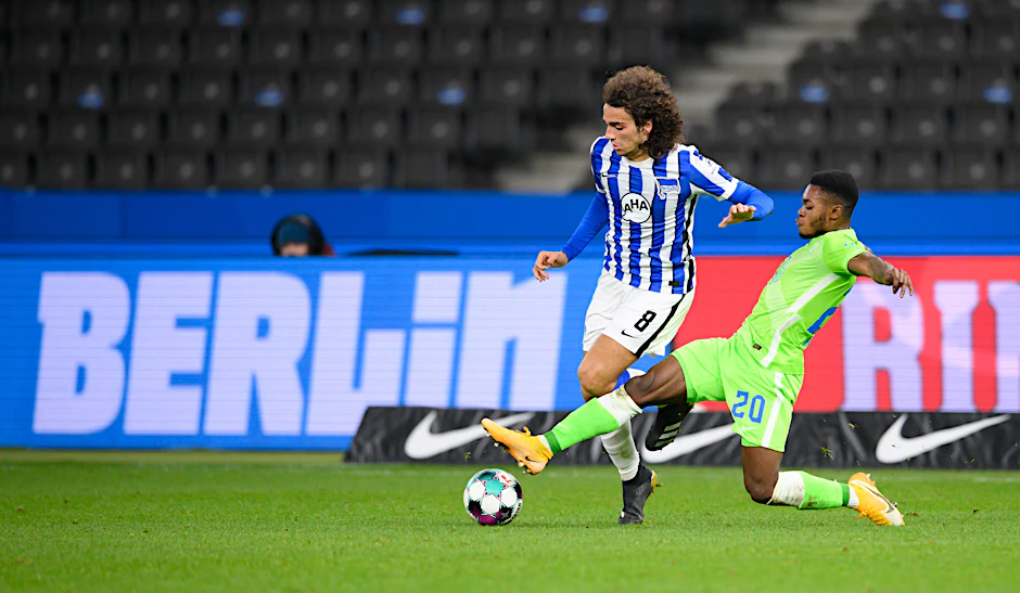 Matteo Guendouzi im Zweikampf mit Wolfsburgs Ridle Baku. Der neue Mittelfeldspieler übernahm bei seinem Debüt sofort Verantwortung.