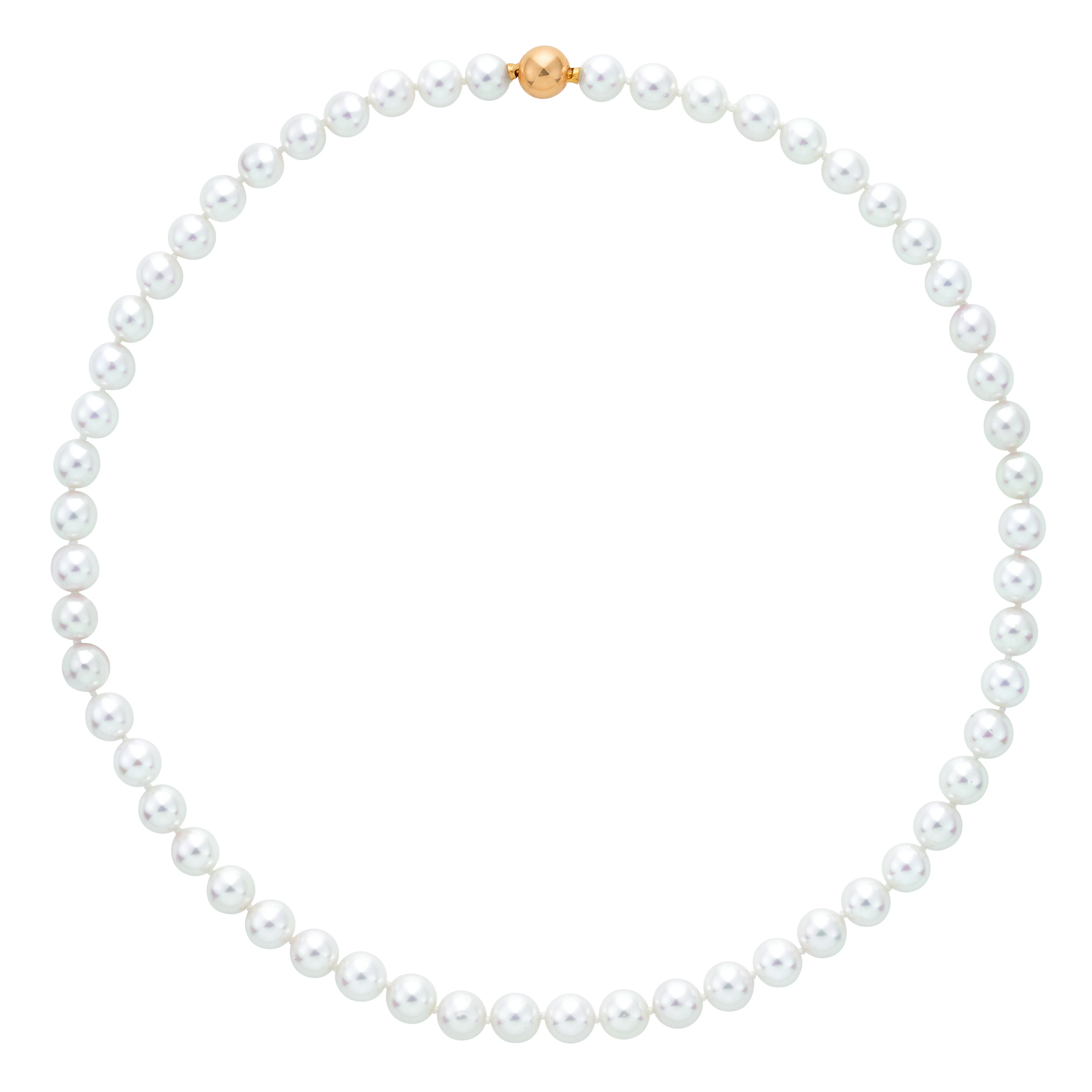 Wird für kräftige Männerhälse gern um ein, zwei Perlen verlängert: der Collier-Klassiker aus Akoya-Zuchtperlen von Wempe, ab 1835 Euro.