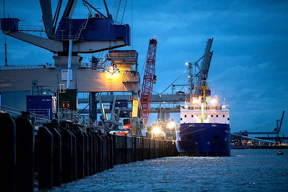 Das Spezialschiff „Pacific Grebe“ liegt am Hafen. Sechs Castor-Behälter mit hochradioaktivem Atommüll aus der britischen Wiederaufbereitungsanlage Sellafield sind mit einem Spezialschiff auf dem Weg nach Deutschland.&nbsp;