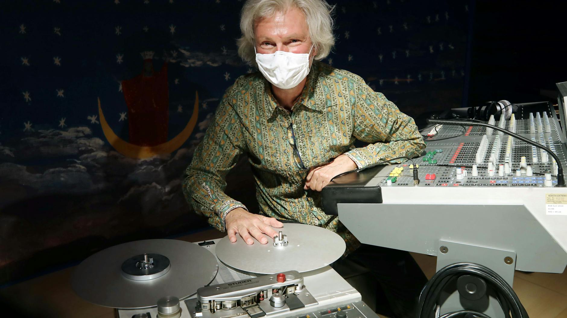 Musikchef Hannes Kraus (58) mit Bandmaschine und Mischpult.