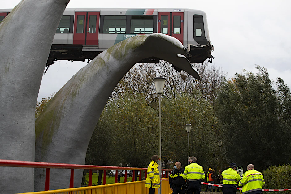 Eine Metro in den Niederlanden hat sich einen spektakulären Parkplatz gesucht.