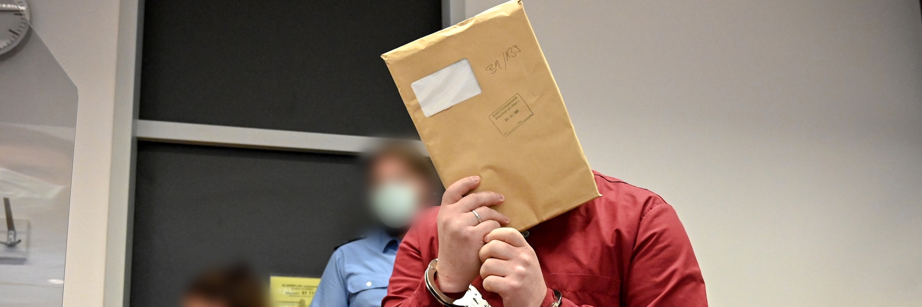 Der 39-jährige Angeklagte in Handschellen im Gerichtssaal des Landgerichts in Wiesbaden.&nbsp;&nbsp;