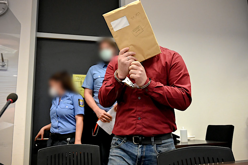 Der 39-jährige Angeklagte in Handschellen im Gerichtssaal des Landgerichts in Wiesbaden.&nbsp;&nbsp;