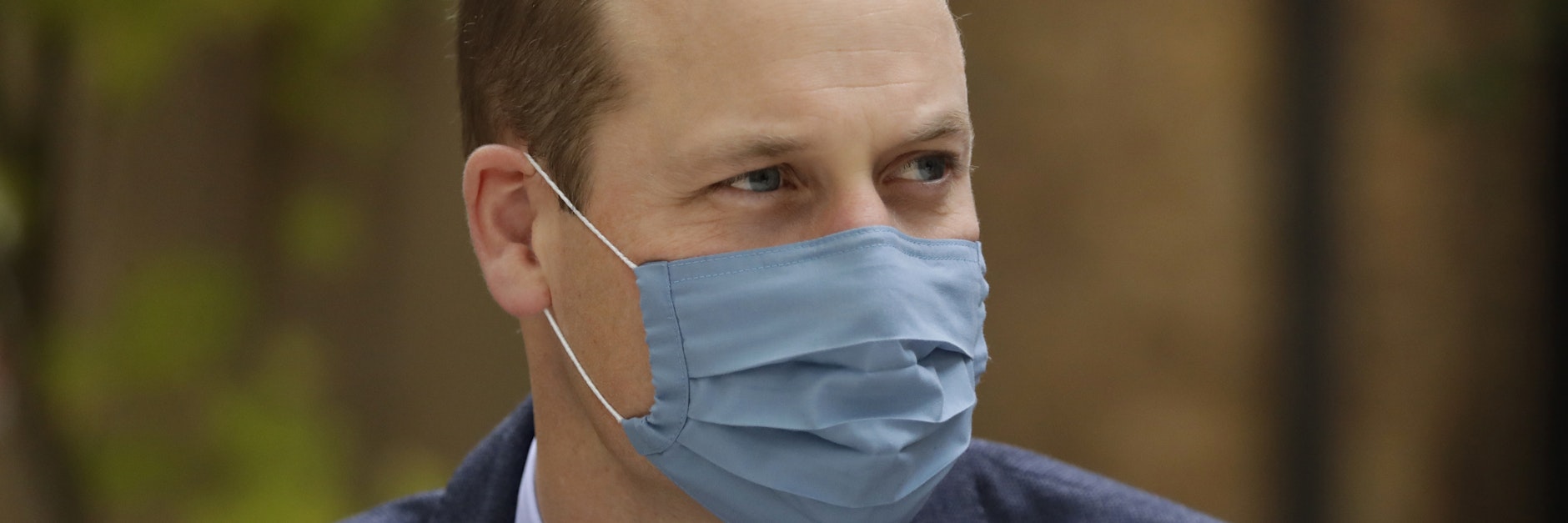 Prinz William trägt zur Eindämmung der Corona-Pandemie eine Maske.