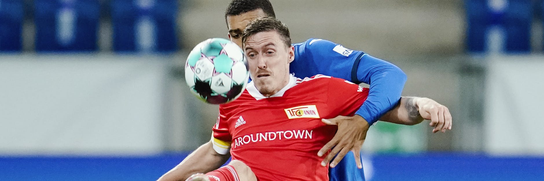 Max Kruse - hier im Zweikampf mit Hoffenheims Kevin Akpoguma - erzielte gegen seinen Lieblingsgegner schon sein achtes Tor in 16 Spielen. 